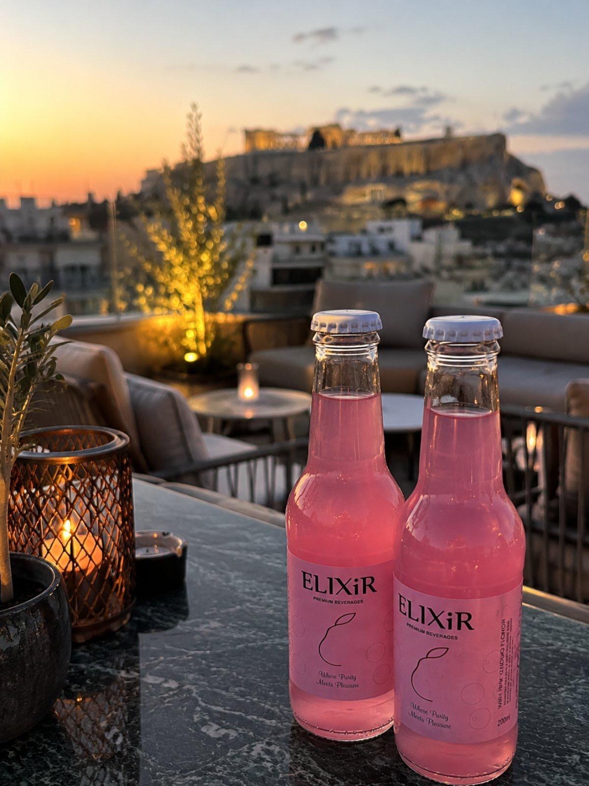 ELIXiR Pink Guava auf einer Terrasse in Athen